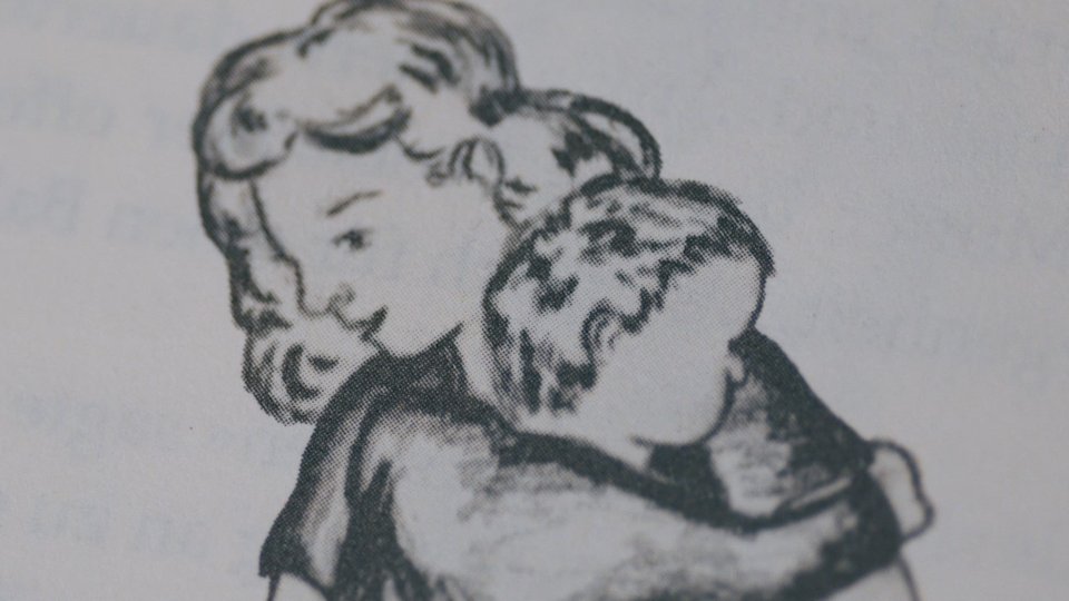 Vintage Strichzeichnung einer Frau mit lockigem Haar, die ein kleines Kind liebevoll umarmt.