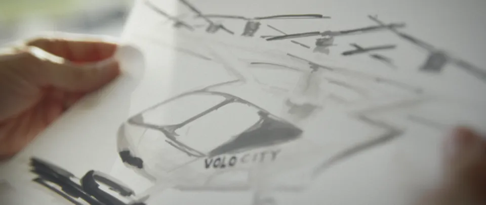 Hand zeichnet Design-Skizze eines Autos mit der Beschriftung "VELOCITY" auf weißem Papier mit Bleistift