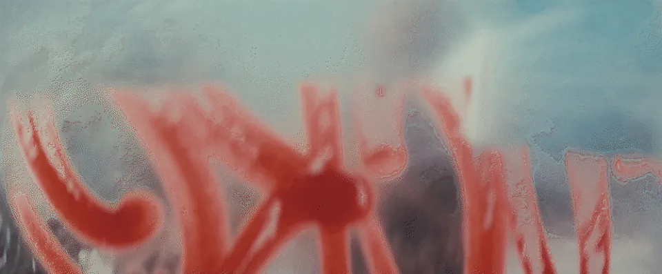 Beschlagene Fensterscheibe mit dem Wort "CALM" in Rot aufgemalt, dahinter verschwommen eine Person sichtbar.